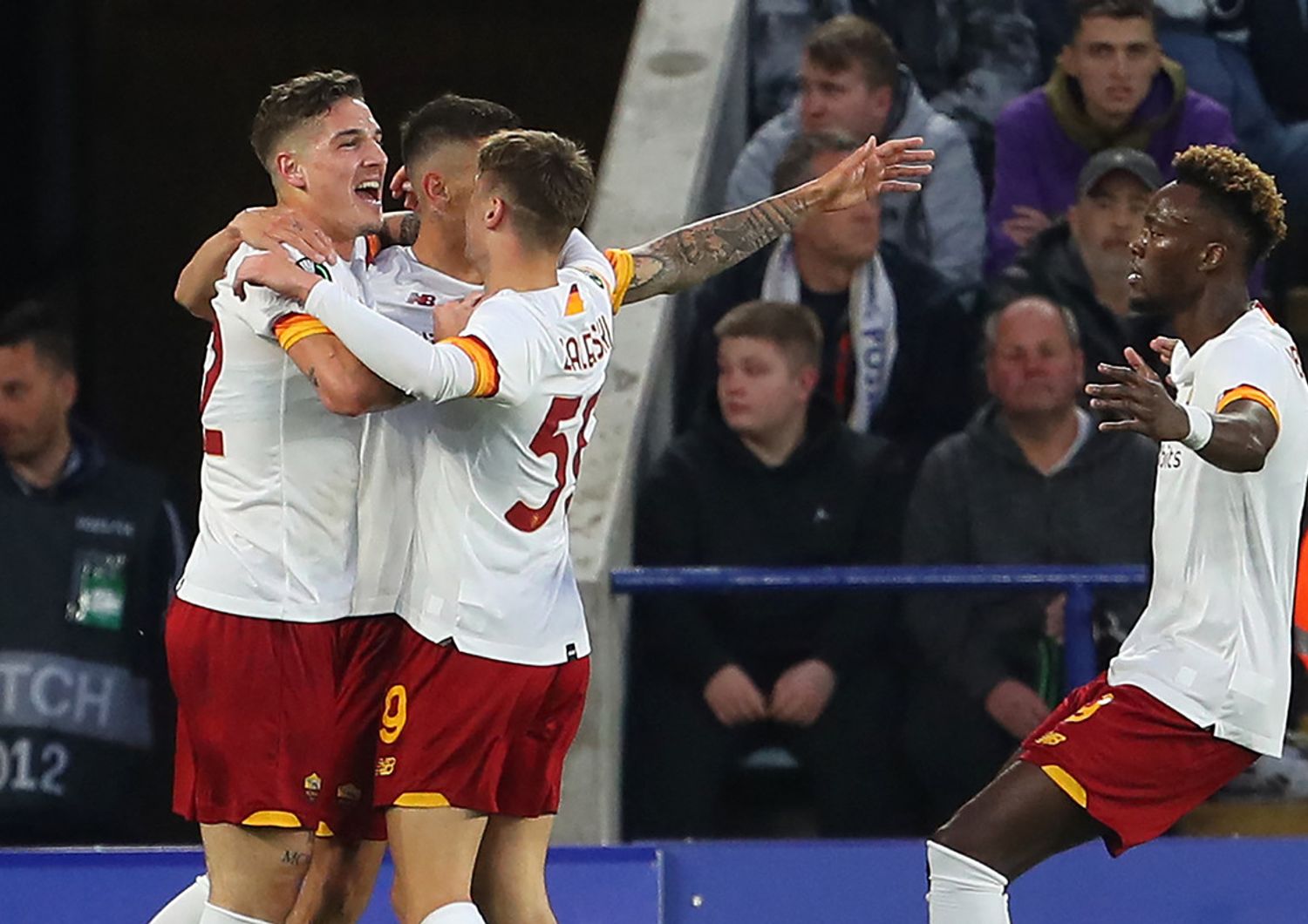 I giocatori della Roma esultano dopo il gol di Pellegrini contro il Leicester