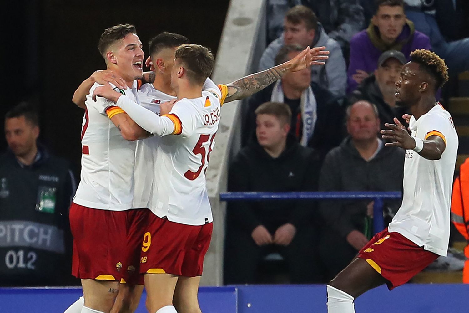 I giocatori della Roma esultano dopo il gol di Pellegrini contro il Leicester