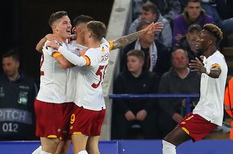 I giocatori della Roma esultano dopo il gol di Pellegrini contro il Leicester