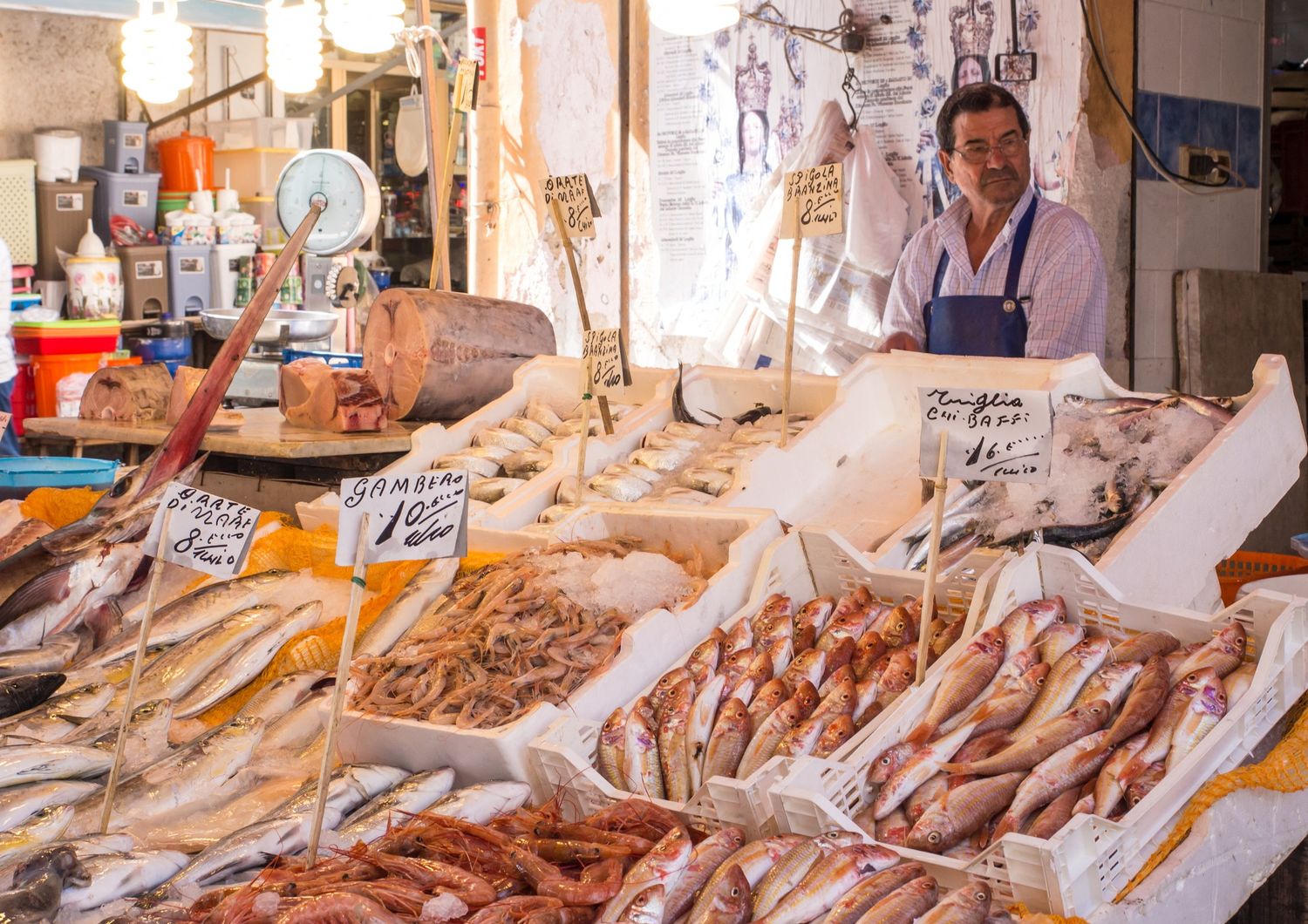 Un baco del pesce al mercato di Ballar&ograve;, a Palermo