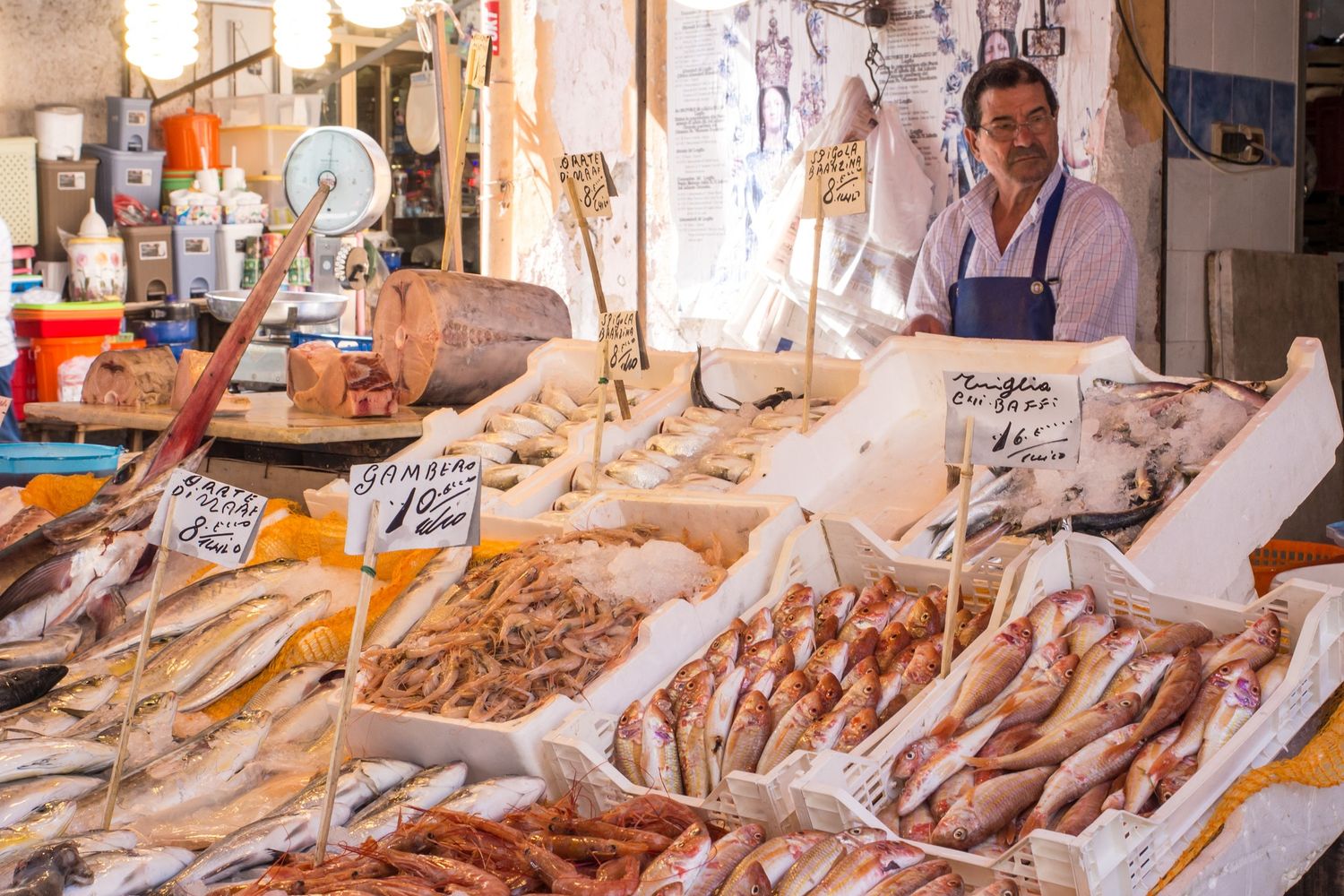Un baco del pesce al mercato di Ballar&ograve;, a Palermo