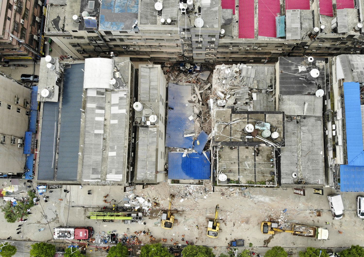 Cina: decine di dispersi nel crollo di un edificio