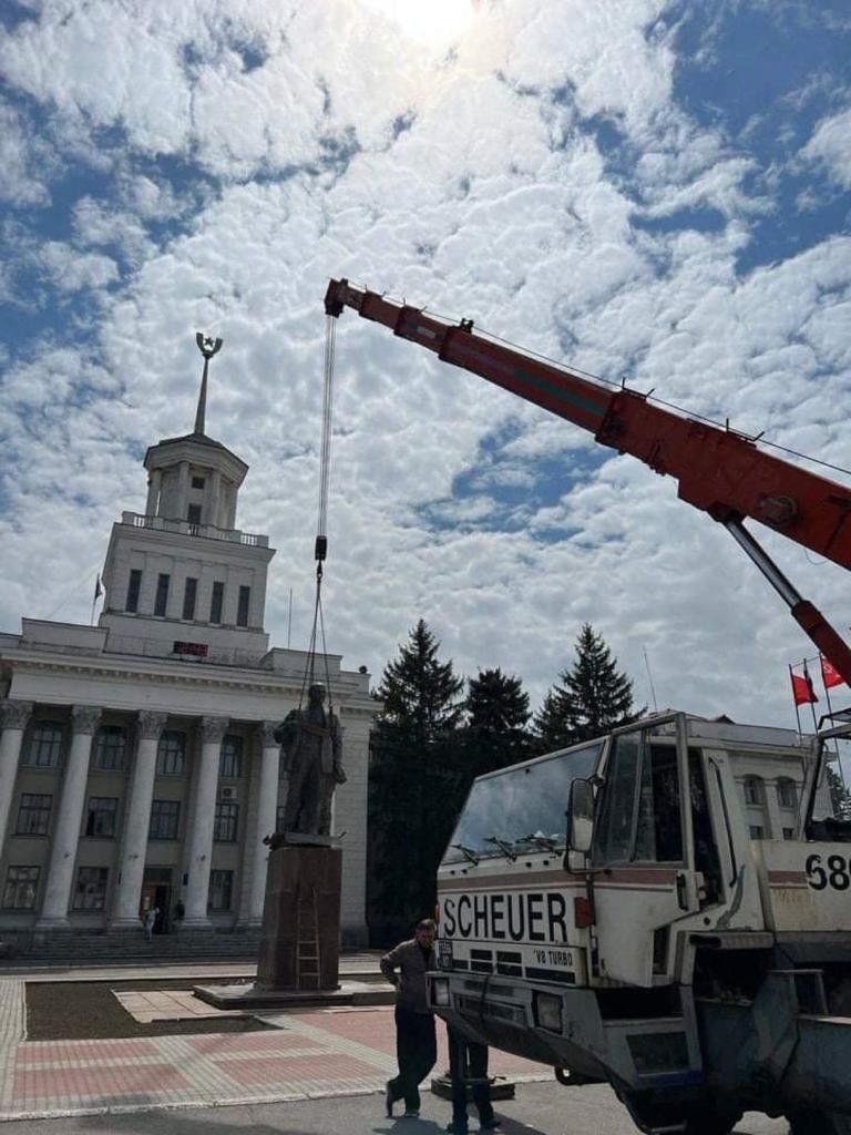 &nbsp;la statua di Lenin torna nella piazza di Nuova Kakhovka dopo l'occupazione russa