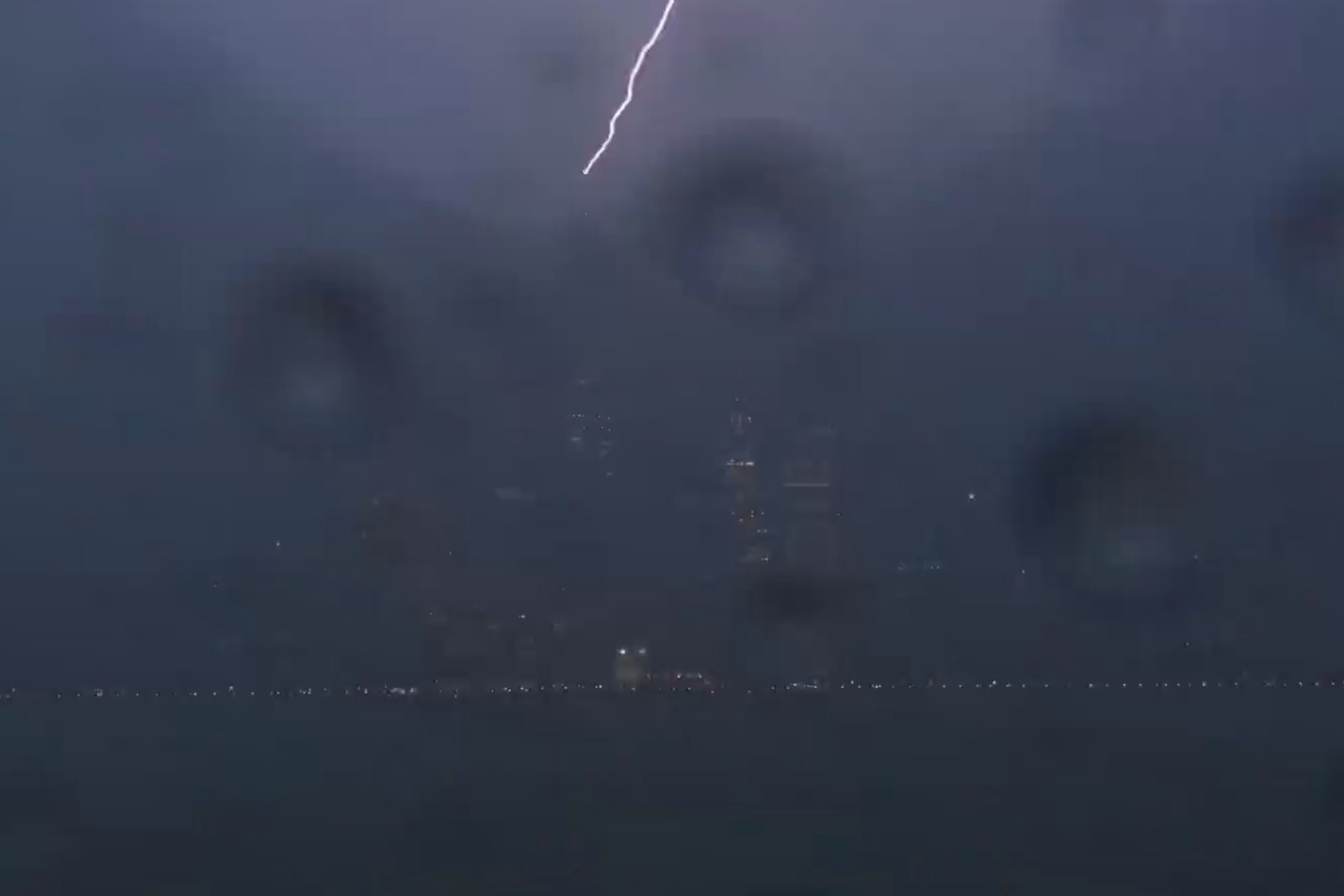 Il One Trade World Center colpito da un fulmine