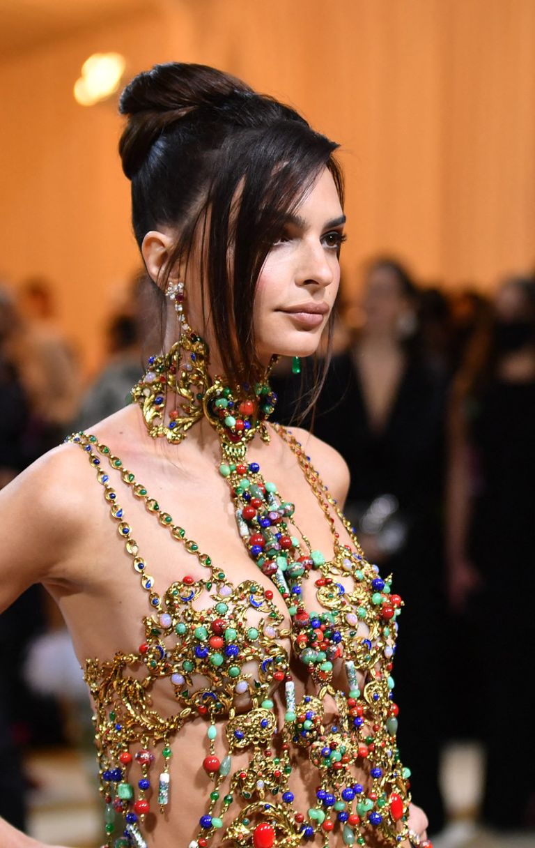 Emily Ratajkowski e l’estro di Versace