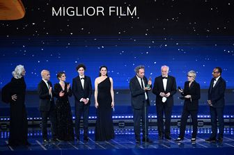 Paolo Sorrentino sul palco con il cast ' &egrave; stata la mano di Dio ' Filippo Scotti, Toni Servillo, Teresa Saponangelo, Luisa Ranieri&nbsp;