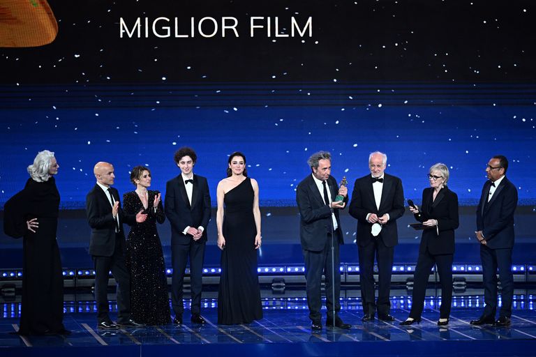 Paolo Sorrentino sul palco con il cast ' &egrave; stata la mano di Dio ' Filippo Scotti, Toni Servillo, Teresa Saponangelo, Luisa Ranieri&nbsp;<br />