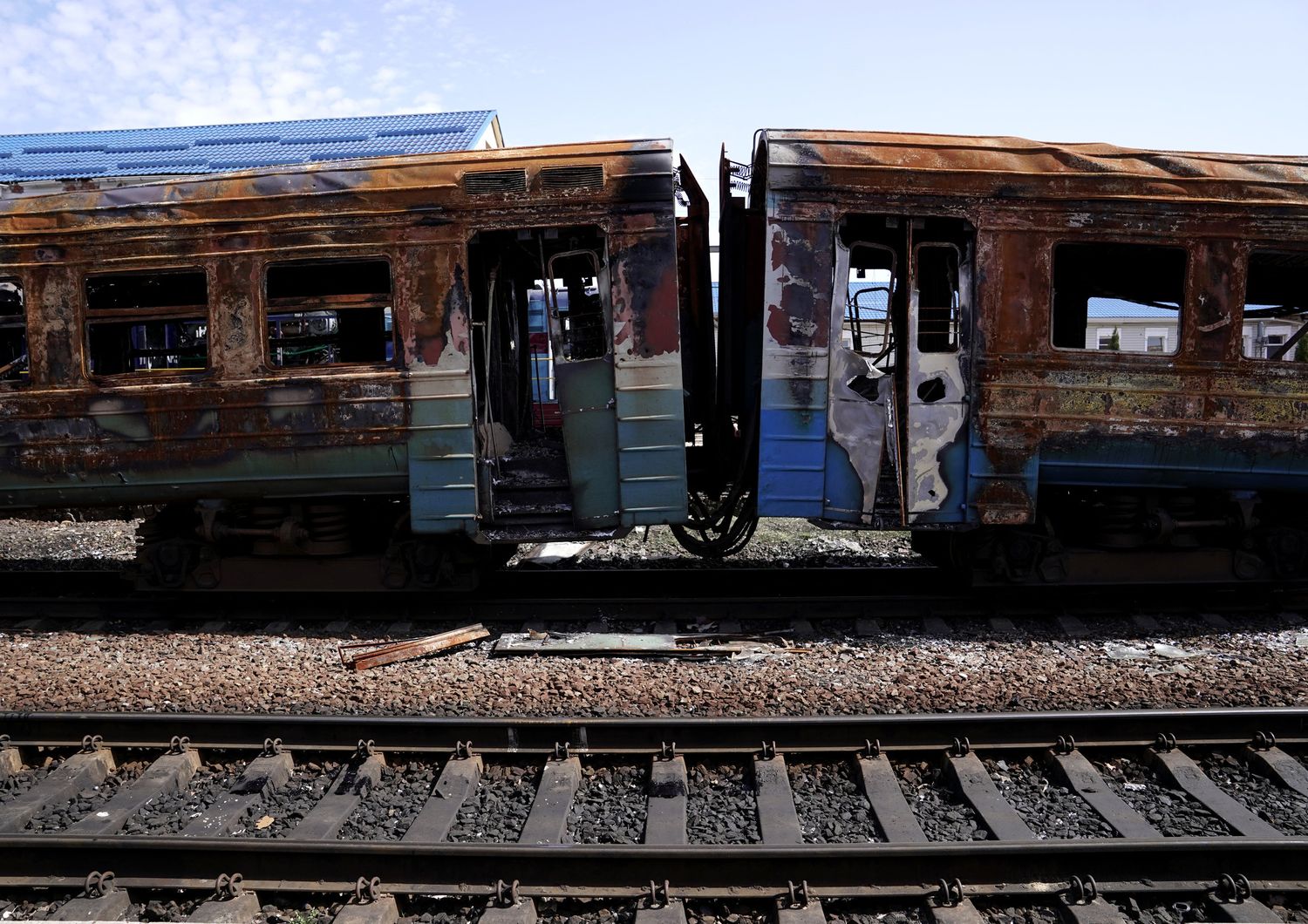 Un treno ucraino colpito dalle bombe russe