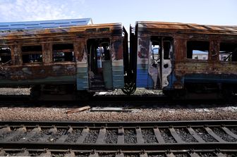 Un treno ucraino colpito dalle bombe russe