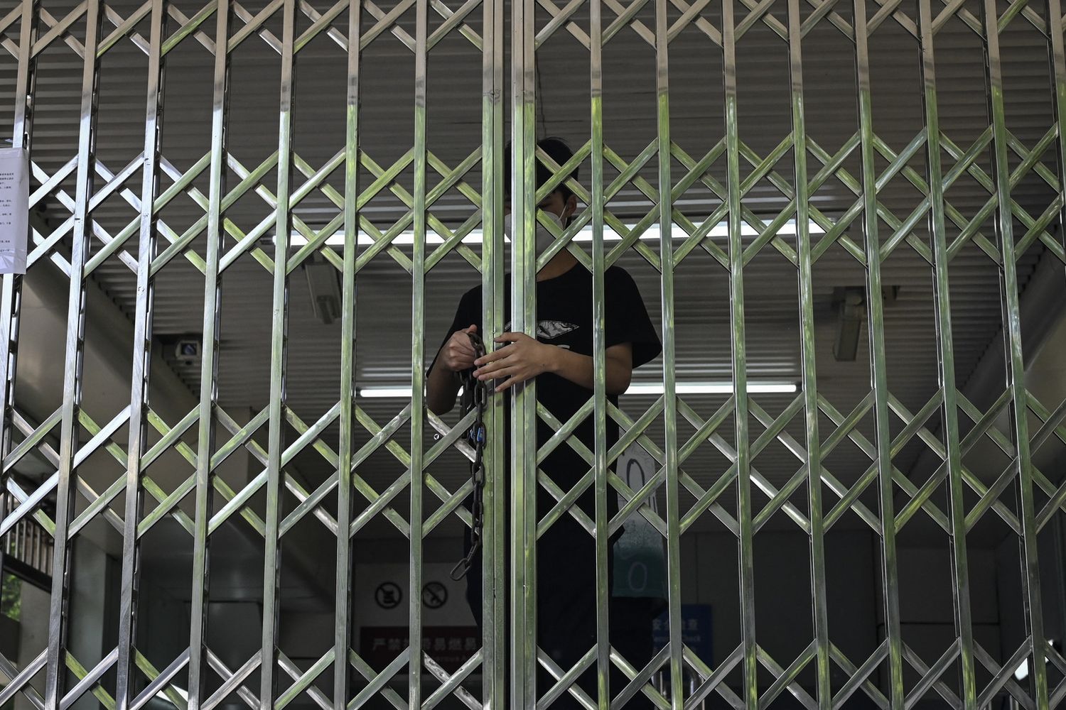 La chiusura di una stazione della metropolitana a Pechino