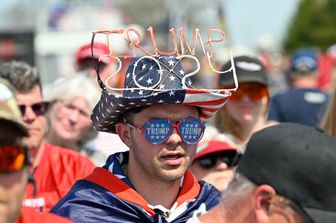 Un sostenitore di Vance e Trump