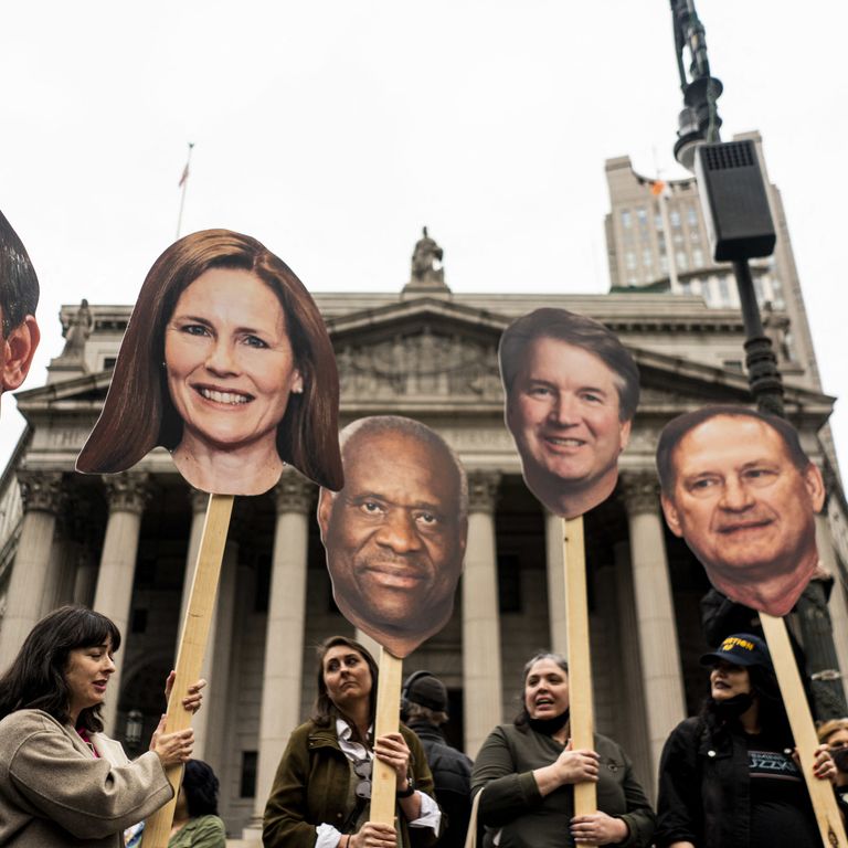 Manifestanti pro-aborto davanti alla sede della Corte Suprema