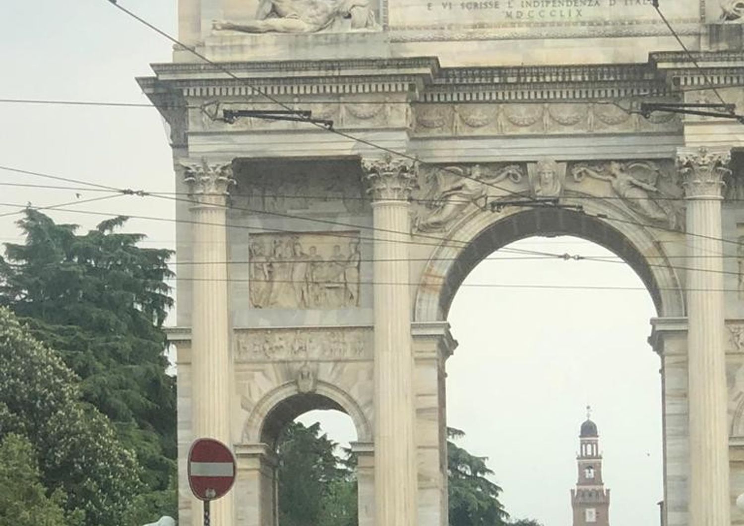 enorme statua arco della pace milano
