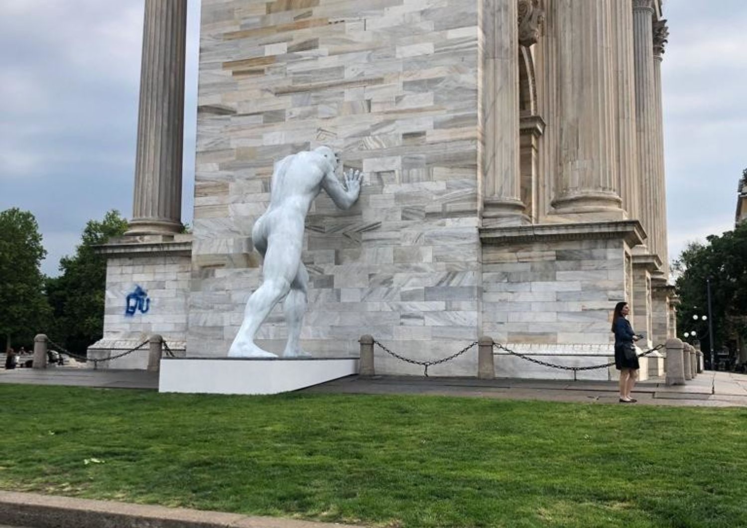 enorme statua milano arco pace