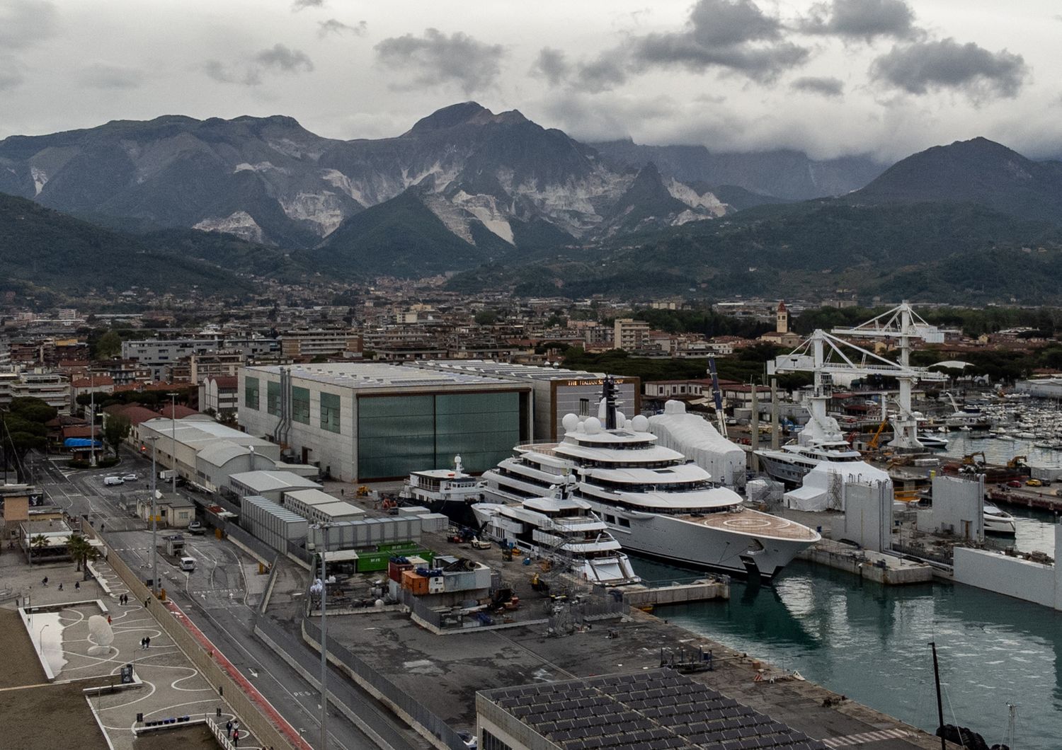 Il superyacht Scheherazade ormeggiato a Marina di Carrara
