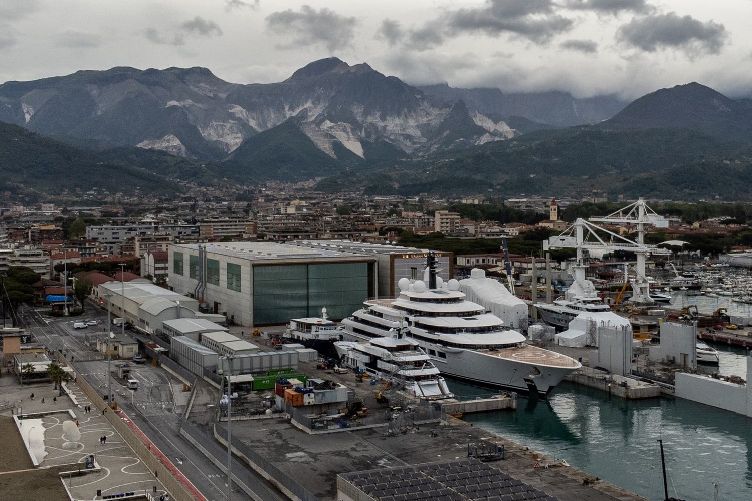 Il superyacht Scheherazade ormeggiato a Marina di Carrara
