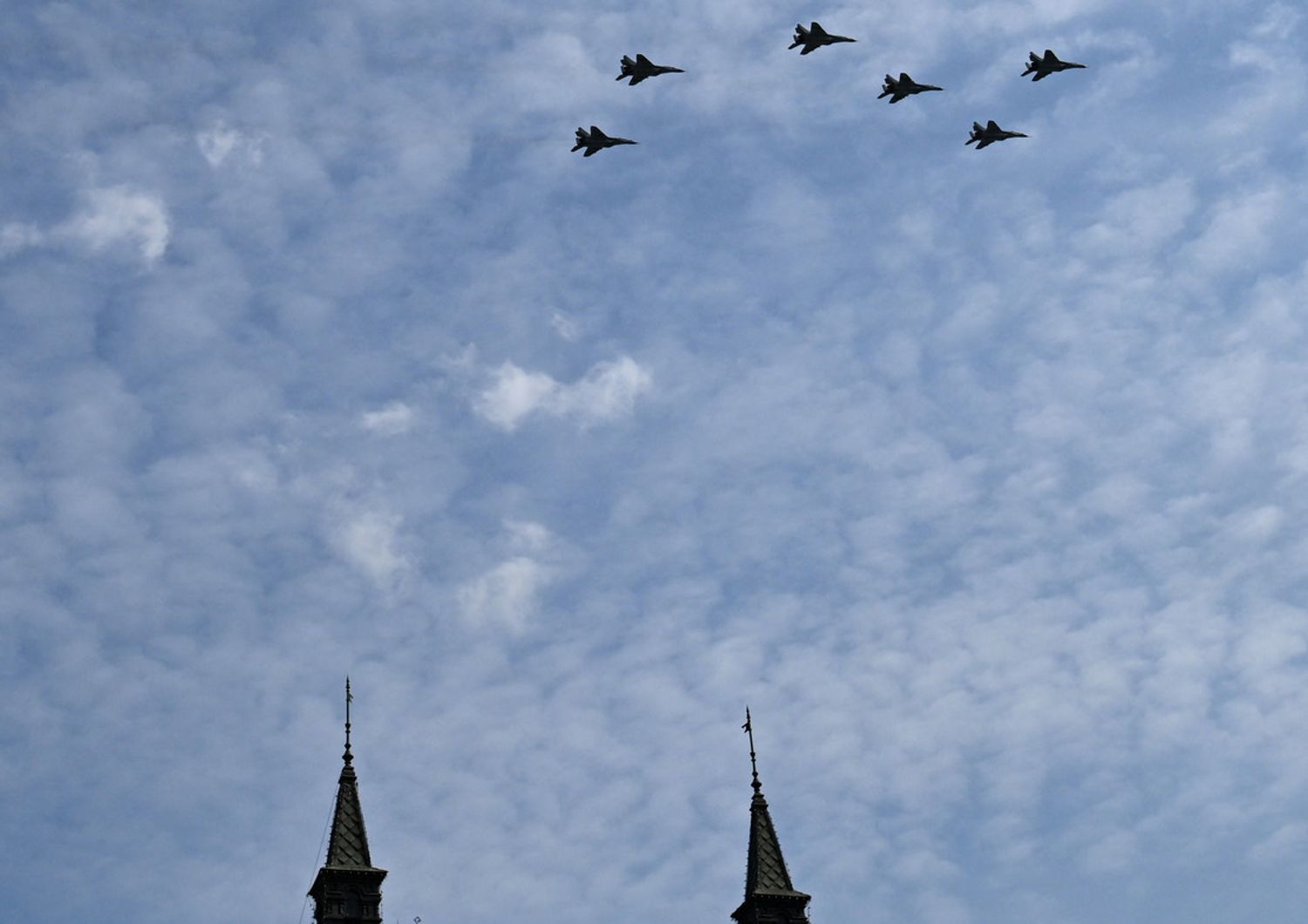 Otto caccia MiG-29SM formano sul cielo di Mosca la 'Z' dell'invasione in Ucraina