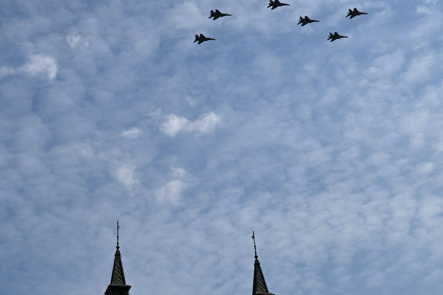 Otto caccia MiG-29SM formano sul cielo di Mosca la 'Z' dell'invasione in Ucraina