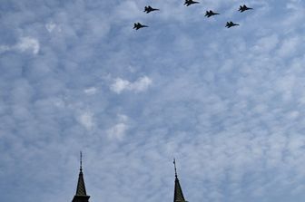 Otto caccia MiG-29SM formano sul cielo di Mosca la 'Z' dell'invasione in Ucraina