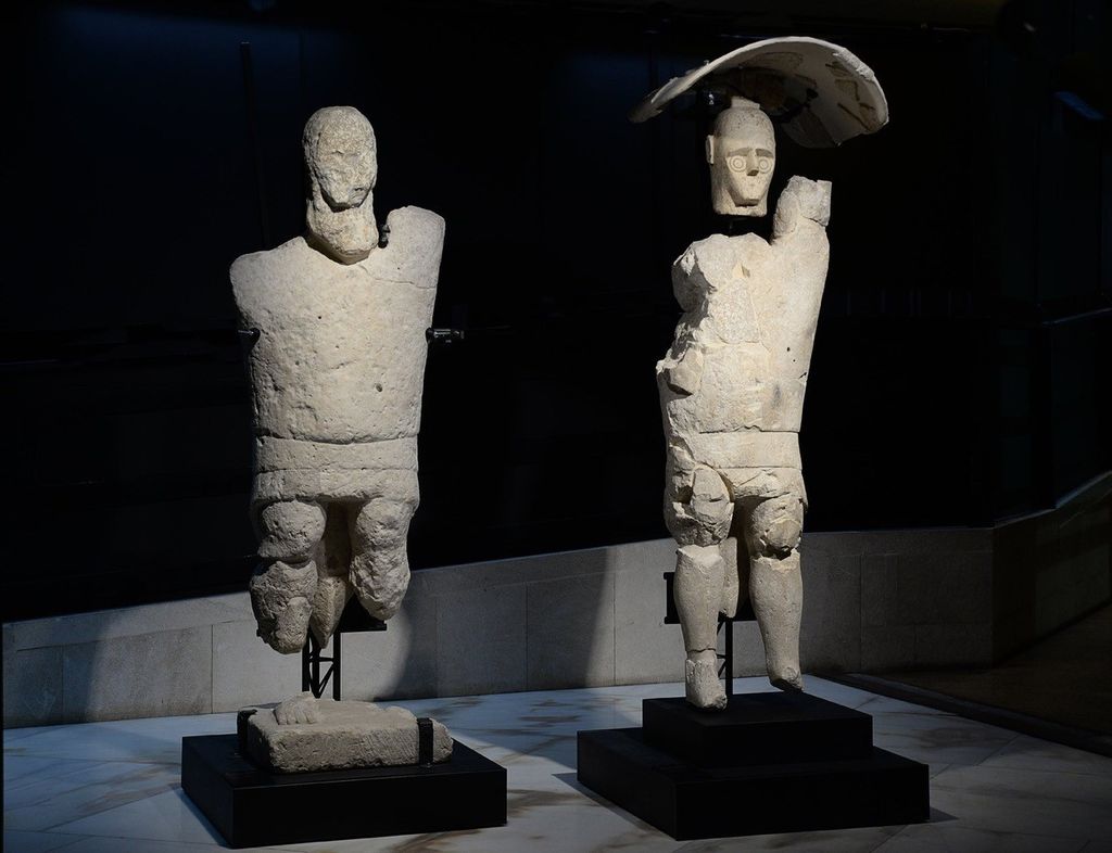 Due statue dei 'Giganti' di Mont'e Prama