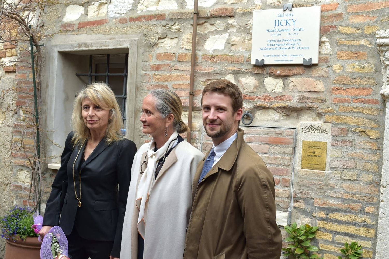 La scrittrice  Nicoletta Maggi, la signora&nbsp;Pascale Mussard e il diplomatico britannico Cameron Ballester a Sirolo&nbsp;