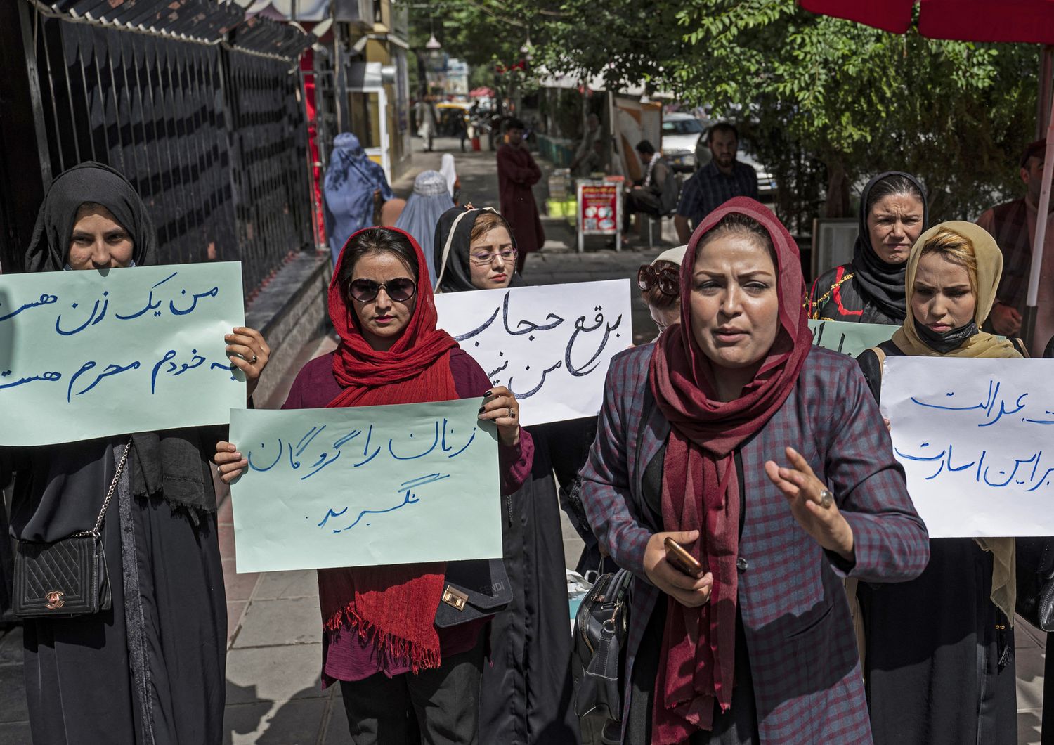 donne manifestano a Kabul contro imposizione burqa