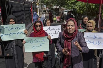 donne manifestano a Kabul contro imposizione burqa