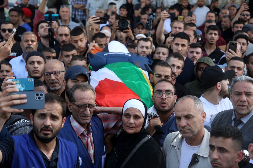 Corpo della giornalista, Shireen Abu Akleh.&nbsp;trasportato dalla folla