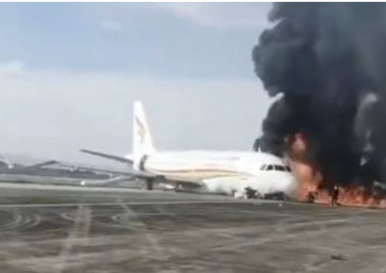 aereo esce dalla pista e prende fuoco in cina
