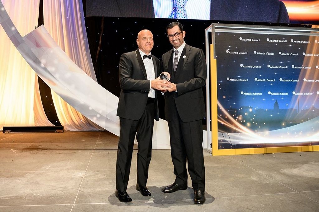 Claudio Descalzi riceve il&nbsp;&nbsp;Distinguished Business Leadership Award 2022 da un rappresentante dell'Atlantic Council