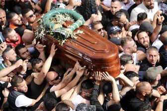 Cisgiordania migliaia funerale giornalista uccisa