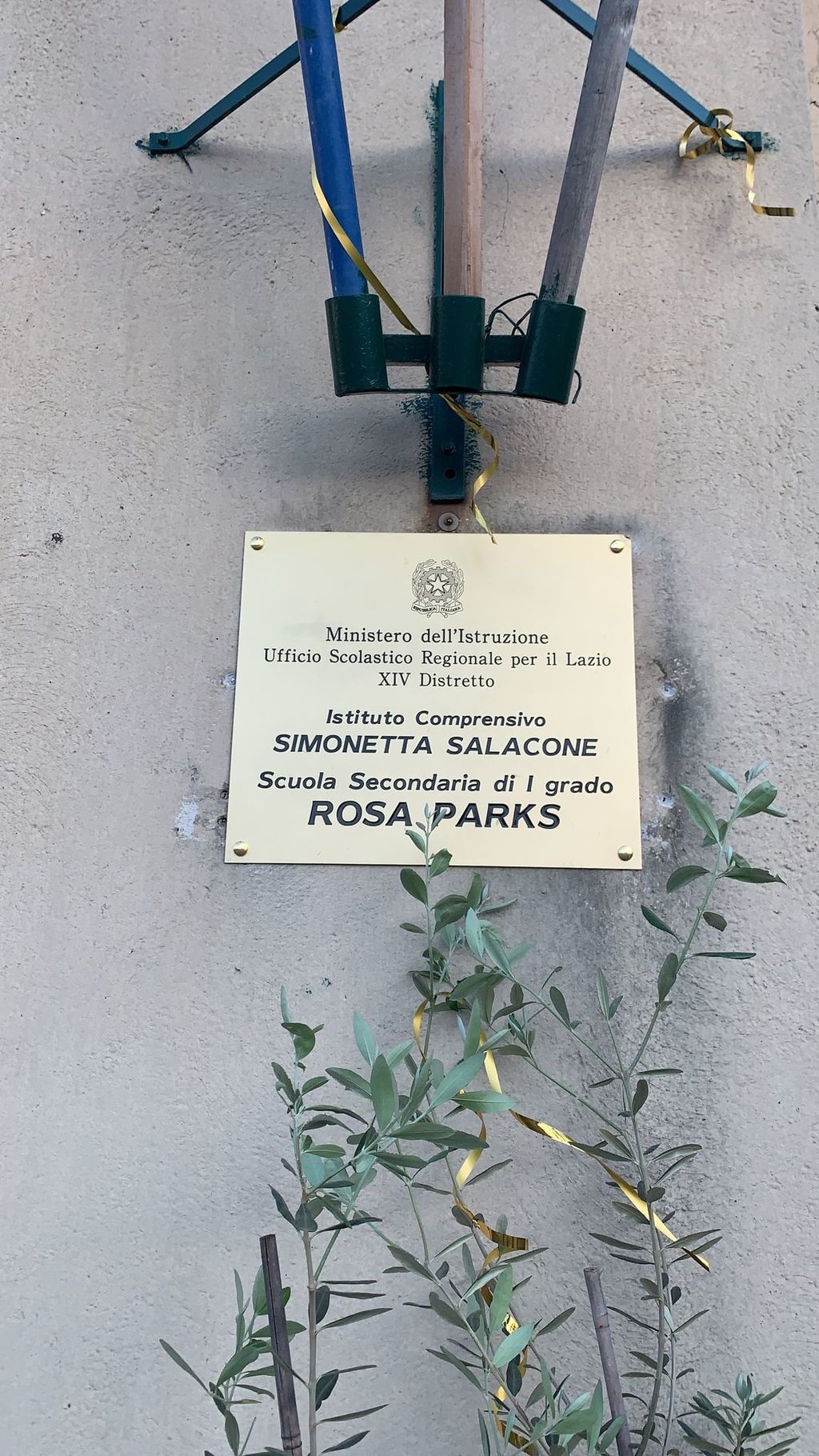 La targa della scuola romana intitolata a Rosa Parks&nbsp;