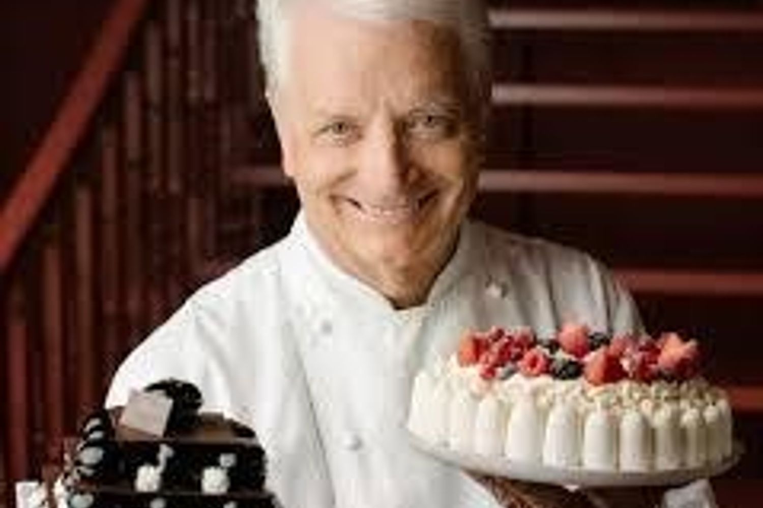 &nbsp;Igino Massari con alcune sue creazioni