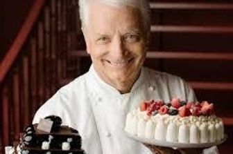 &nbsp;Igino Massari con alcune sue creazioni