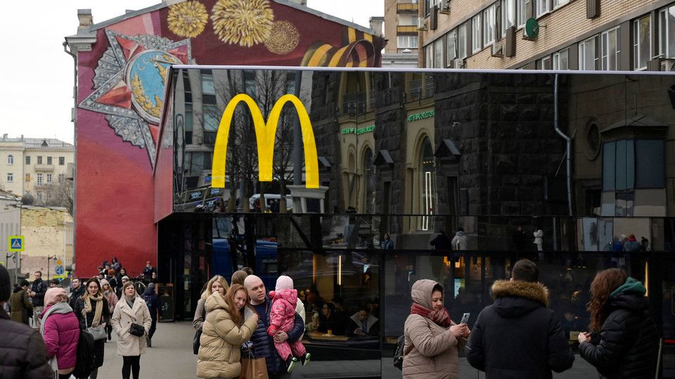 Il McDonald's di piazza Pushkin, il primo ad aprire a Mosca, ora chiuso per le sanzioni per la guerra in Ucraina
