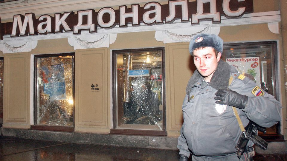 Un fast fod McDonald's di San Pietroburgo danneggiato da un attentato dinamitardo nel 2007