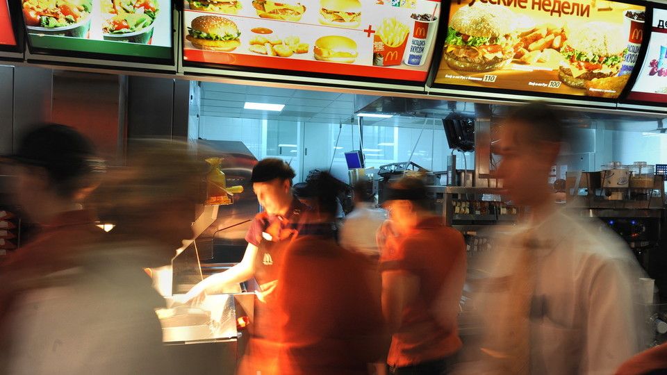 Il primoMcDonald's aperto in Russia in piazza Pushkin ha servito in vent'anni pi&ugrave; di 130 milioni di clienti