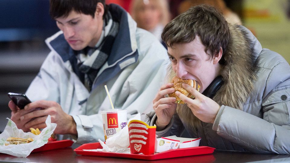 Quattro mesi dopo la chiusura decisa per le sanzioni dopo l'invasione della Crimea, i McDonald's furono riaperti