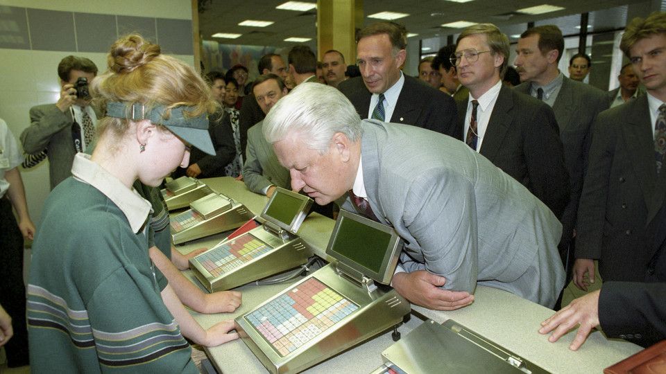 Il presidente Boris Eltsin in visita nel 1993 al primo ristorante&nbsp;McDonald's aperto in Russia