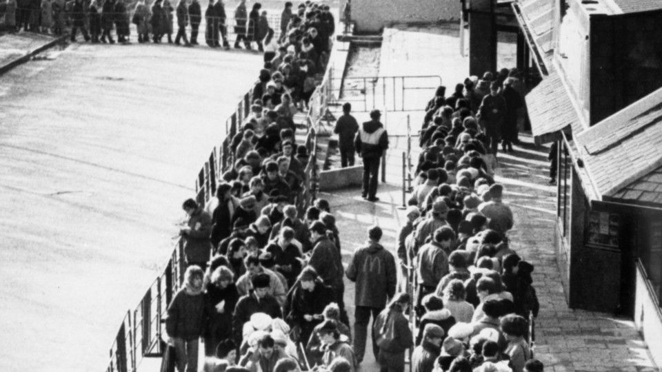 La fila davanti al primo McDonald's aperto in Unione Sovietica