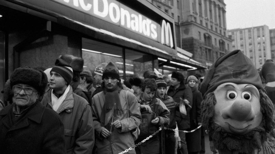 La fila davanti al primo McDonald's aperto in Unione Sovietica