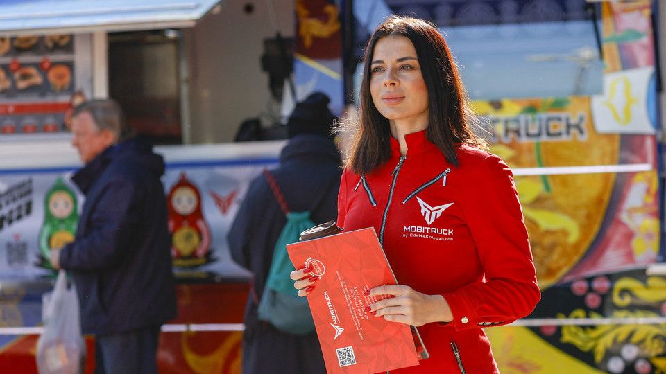 Un food-truck a Mosca offre un'alternativa a McDonald's dopo la chiusura decisa per la guerra in Ucraina