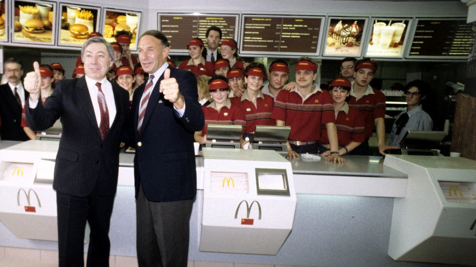 Vladimir Malyshkov e George A. Cohon, della joint-venture sovietico-canadese che apr&igrave; il primo McDonald&rsquo;s a Mosca