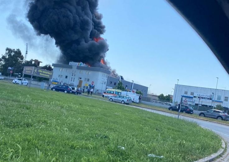 Incendio deposito di vernici a Roma