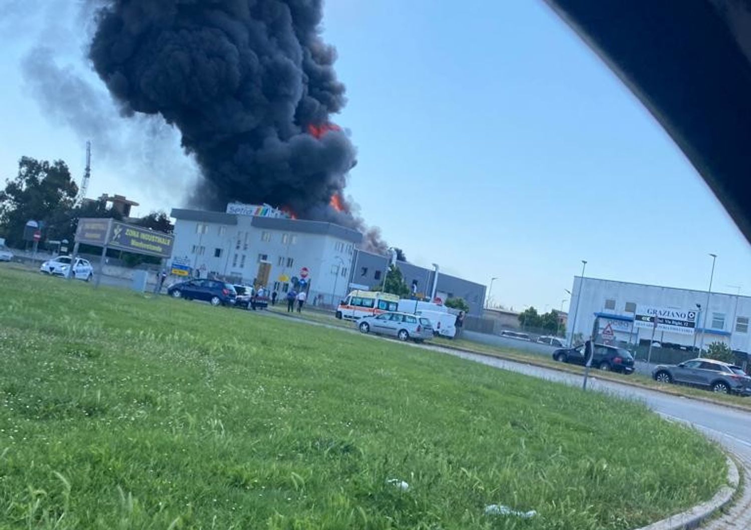 Incendio deposito di vernici a Roma