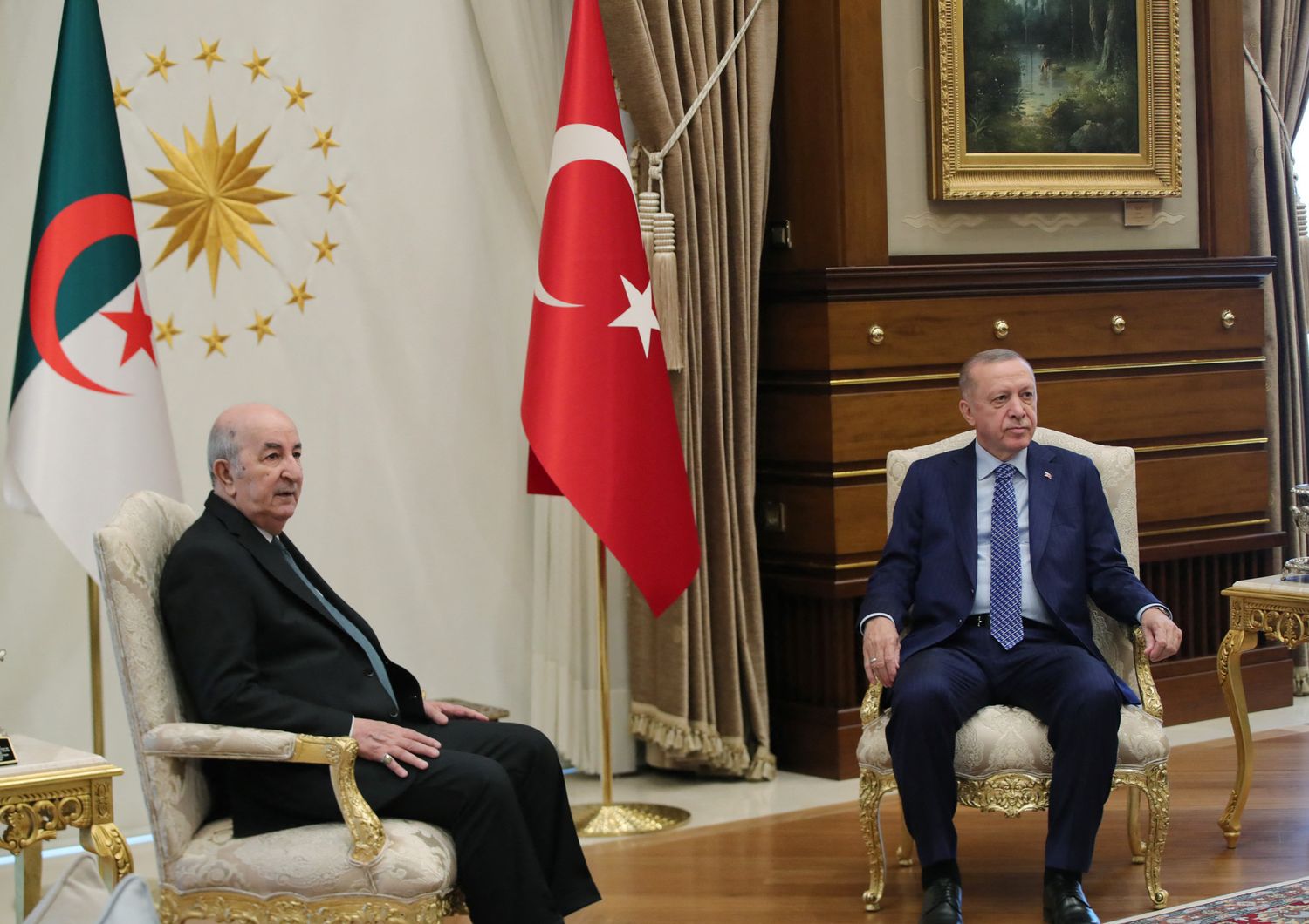 Il presidente turco Recep Tayyip Erdogan con il presidente algerino  Abdelmadjid Tebboune&nbsp;