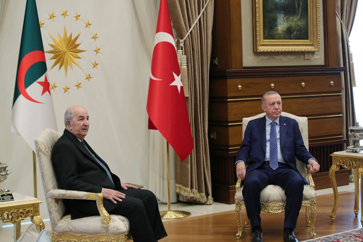Il presidente turco Recep Tayyip Erdogan con il presidente algerino  Abdelmadjid Tebboune&nbsp;