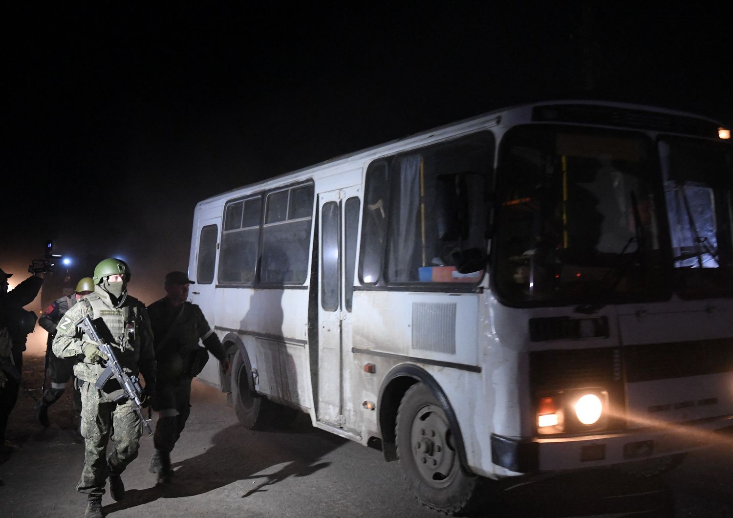 Autobus con i soldati ucraini feriti nelle acciaierie Azovstal di Mariupol&nbsp;