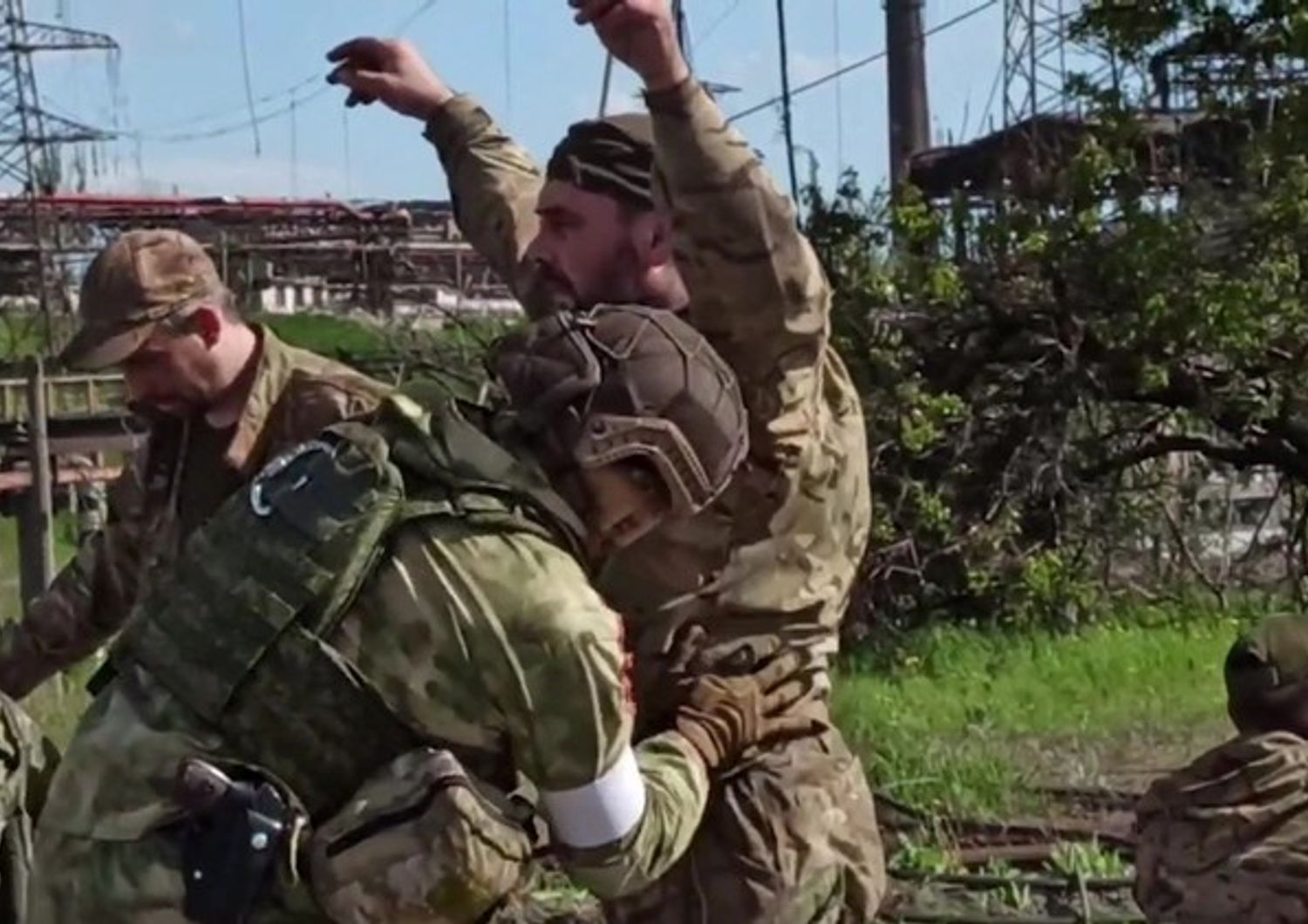 La resa dei soldati ucraini assediati nell'acciaieria Azovstal