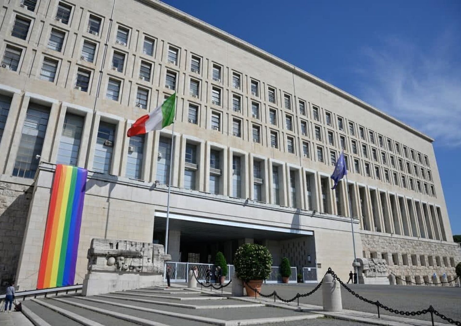 Omofobia Farnesina espone striscione arcobaleno prima volta